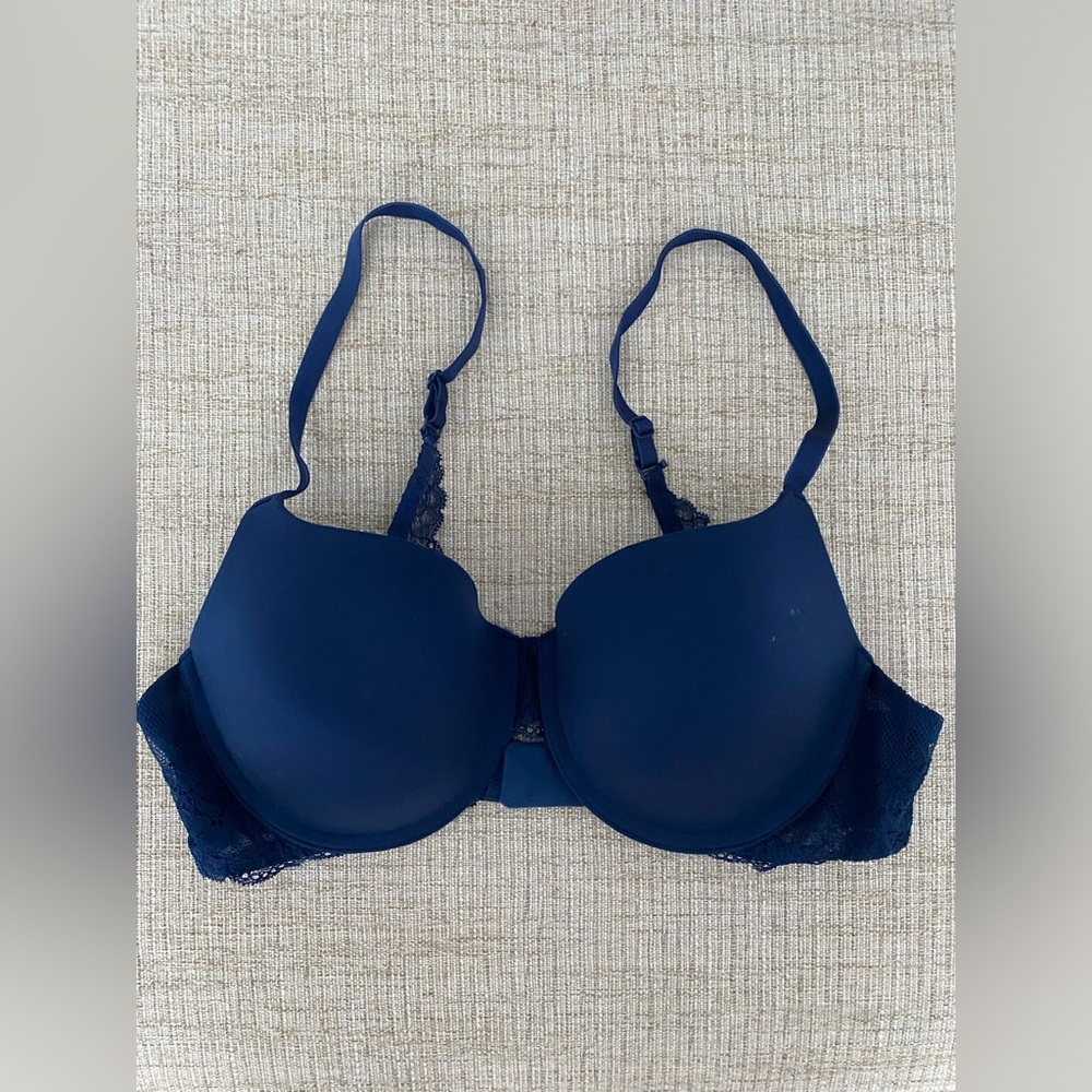 Lacy padded bra in navy